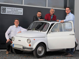 Jan-Martin Lührs, Jan Menge, Wilfried Ritz und Sebastian Lembcke posieren neben dem Auto