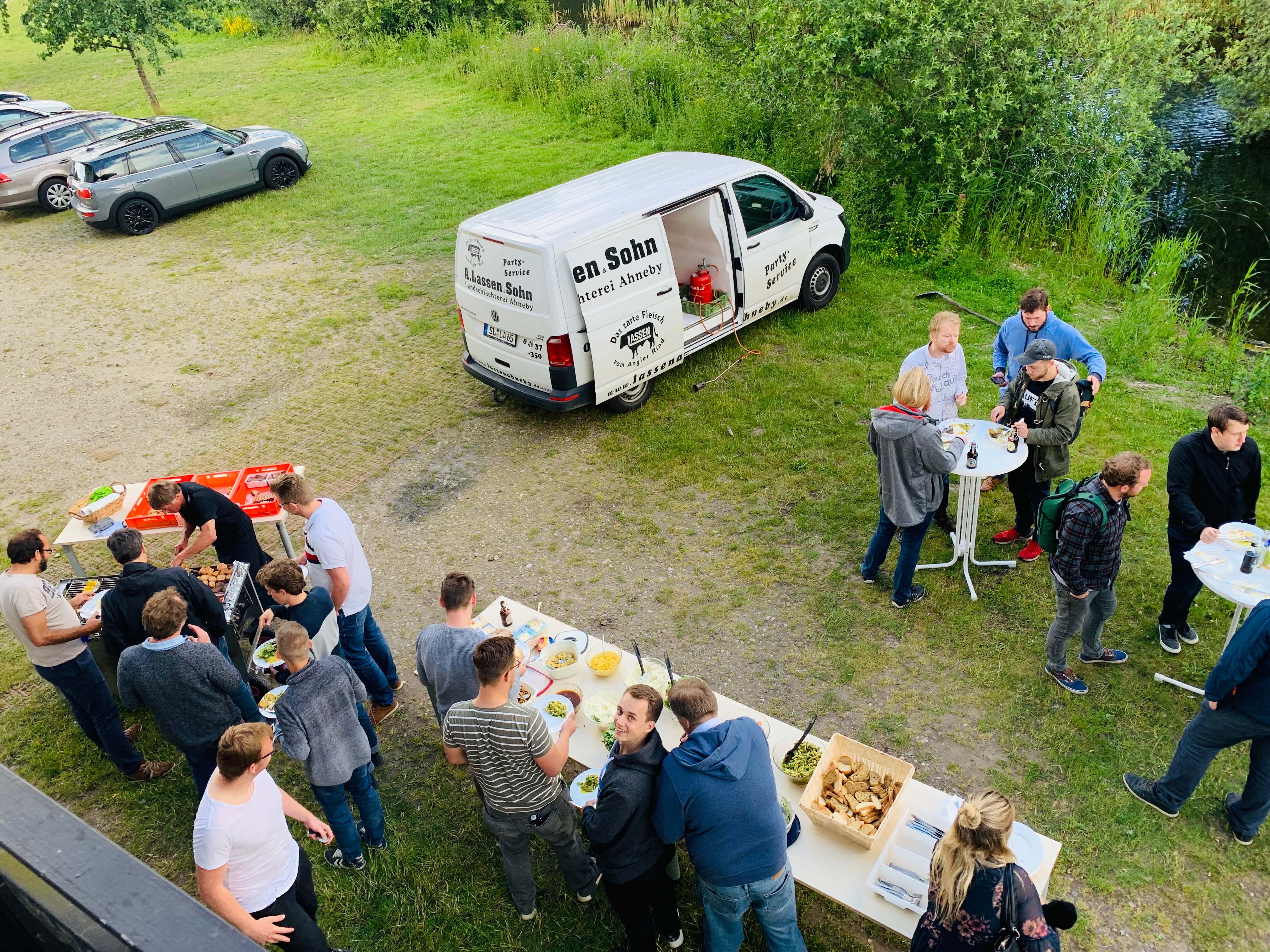 catering at stapellauf 2019 foto many people and a car