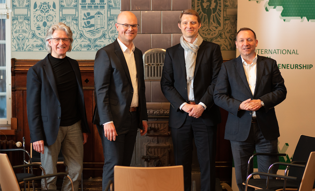 Gruppenfoto auf dem vier Männer zu sehen sind.